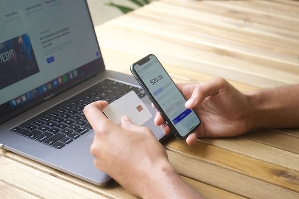 Quelles sont les étapes pour lancer une startup dans le domaine des technologies financières ?