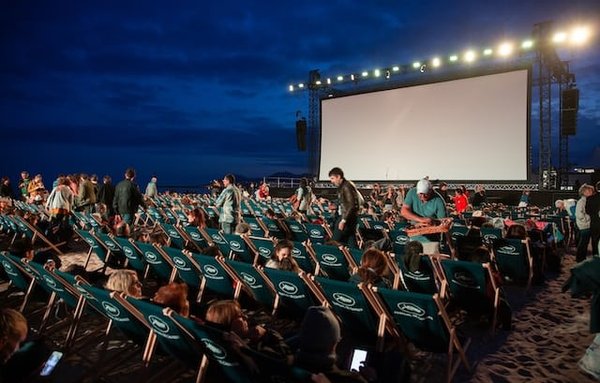 Comment mettre en place un cinéma en plein air dans votre jardin avec un budget limité ?